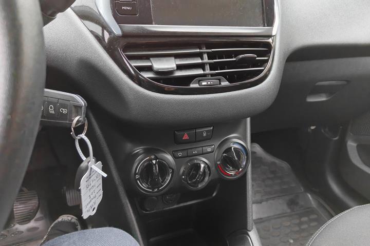 Gul Peugeot 208 fra 2014