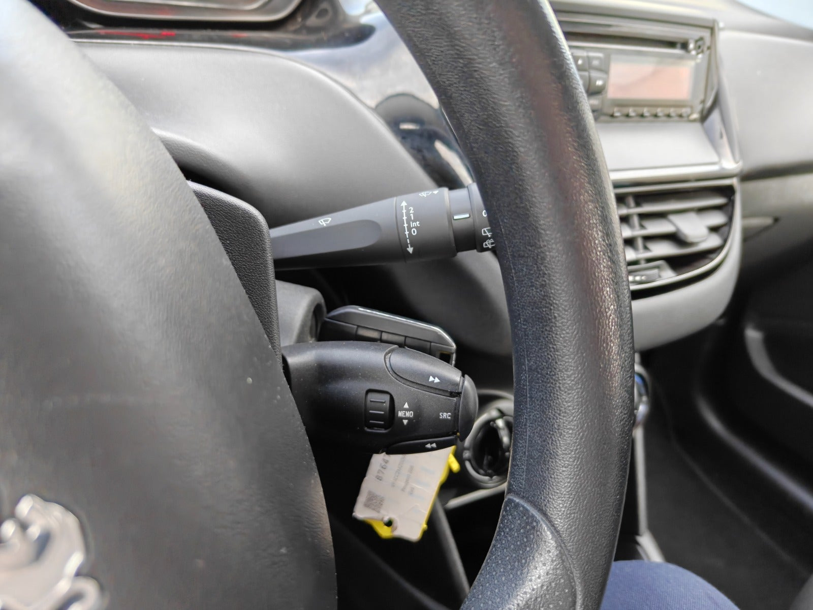 Gul Peugeot 208 fra 2014