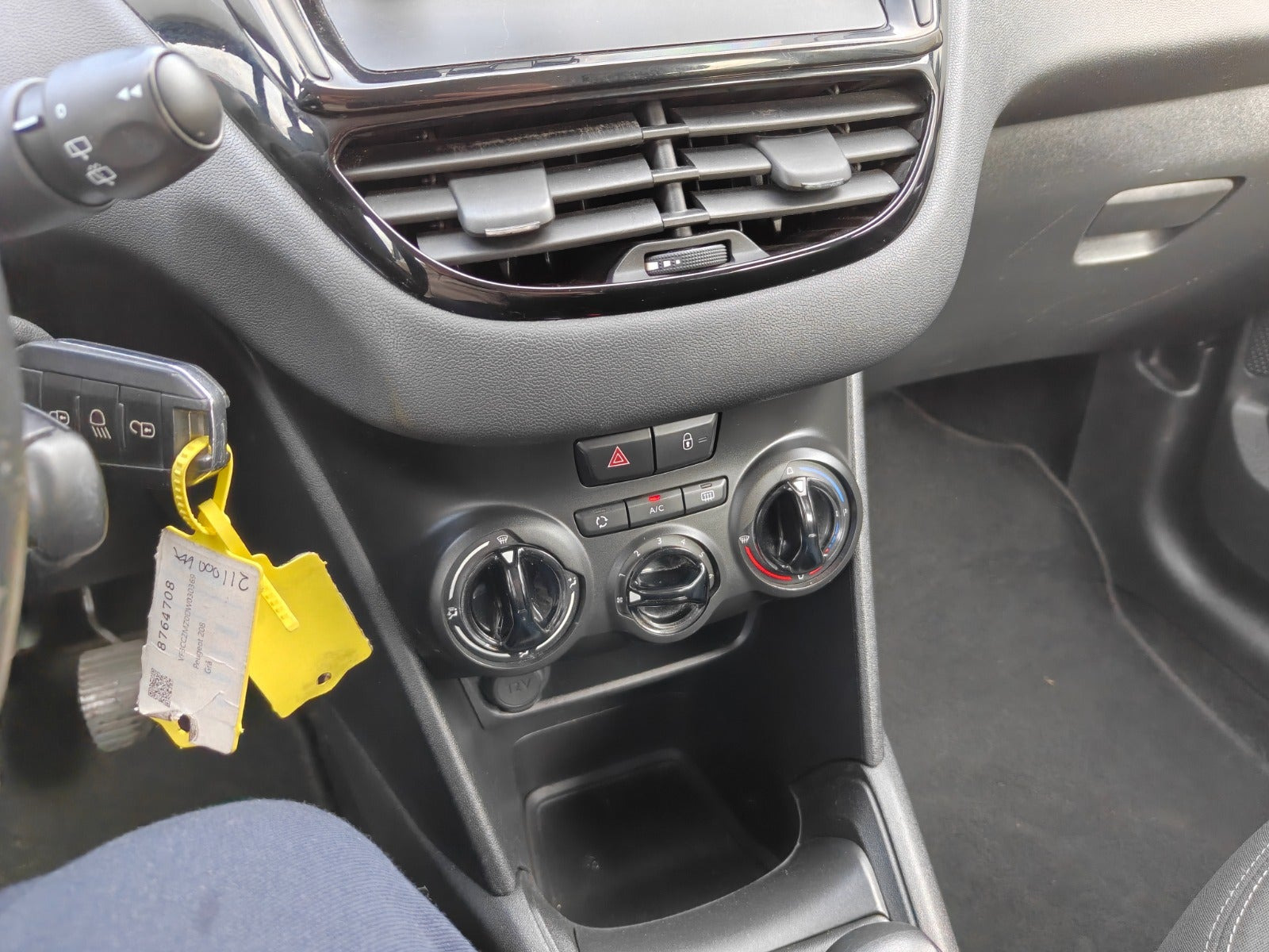Gul Peugeot 208 fra 2014