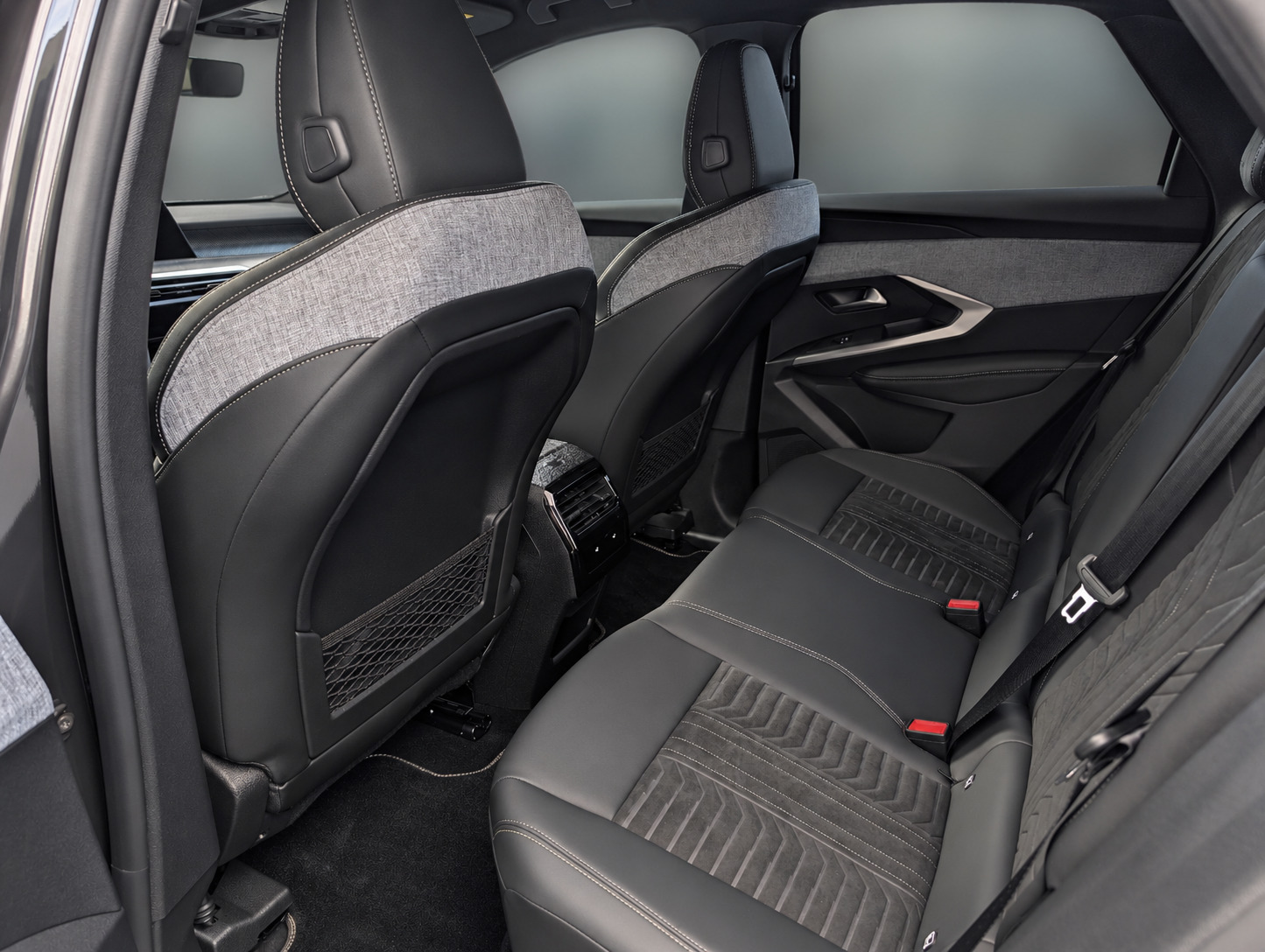 Sort Peugeot e-3008 fra 2025