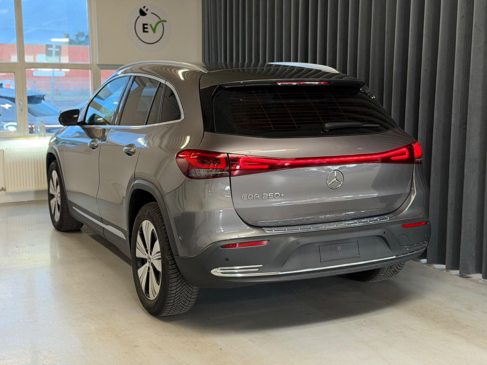 Grå Mercedes EQA250+ fra 2023