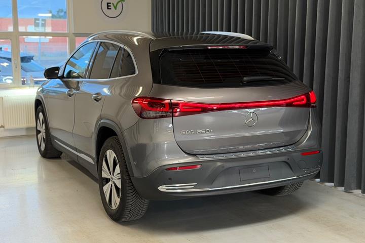 Grå Mercedes EQA250+ fra 2023