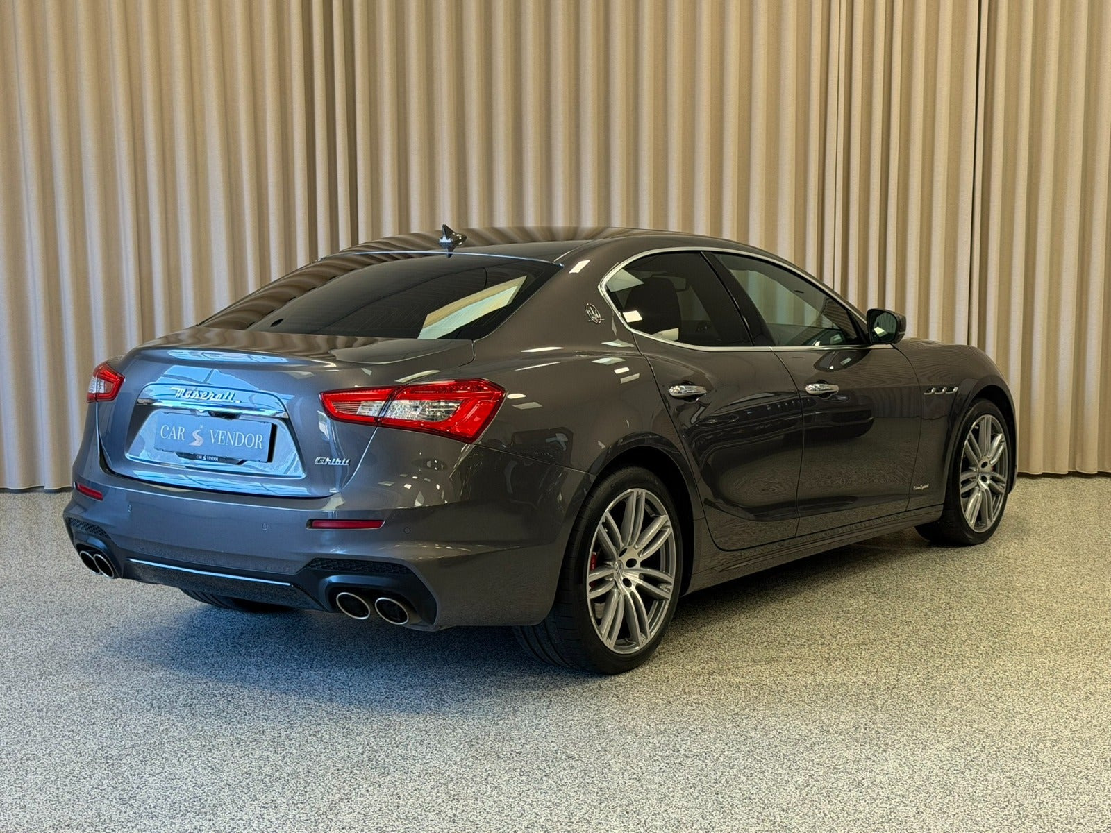 Grå Maserati Ghibli fra 2018