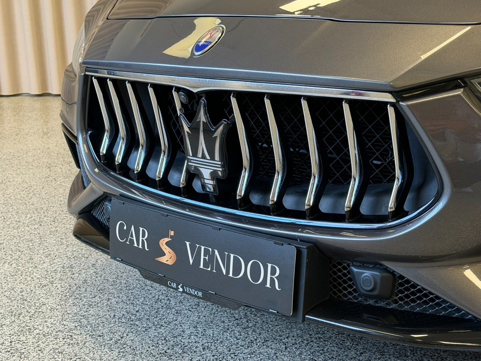 Grå Maserati Ghibli fra 2018