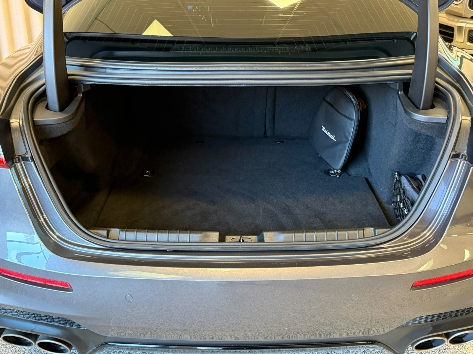 Grå Maserati Ghibli fra 2018