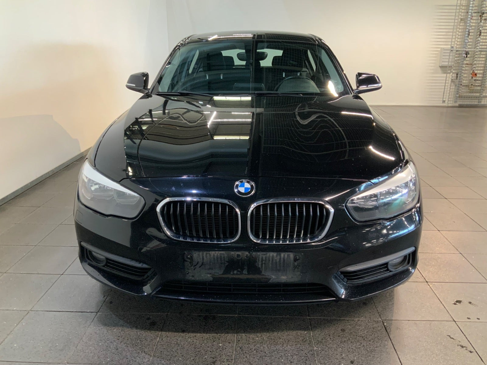 Sort BMW 118d fra 2017