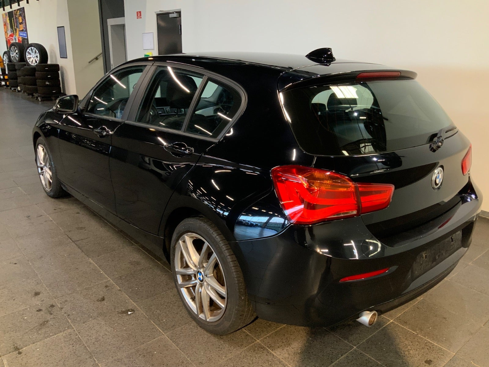Sort BMW 118d fra 2017