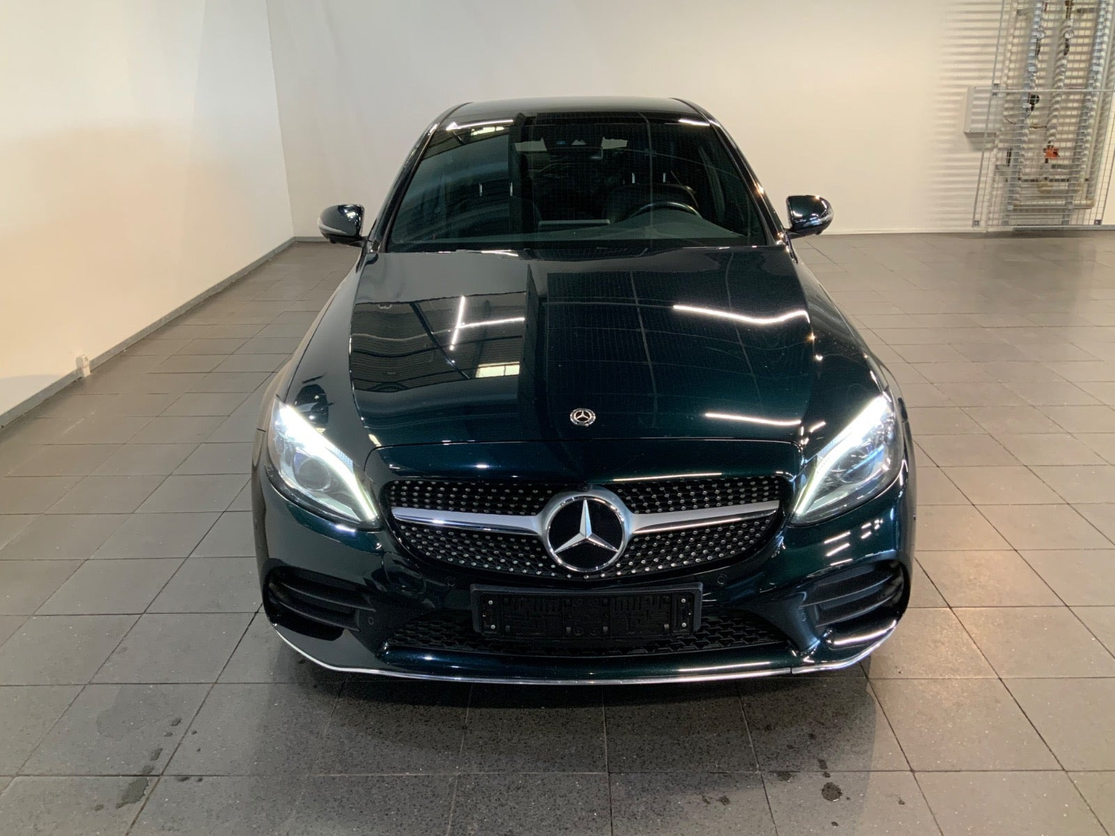 Grøn Mercedes C300 fra 2020