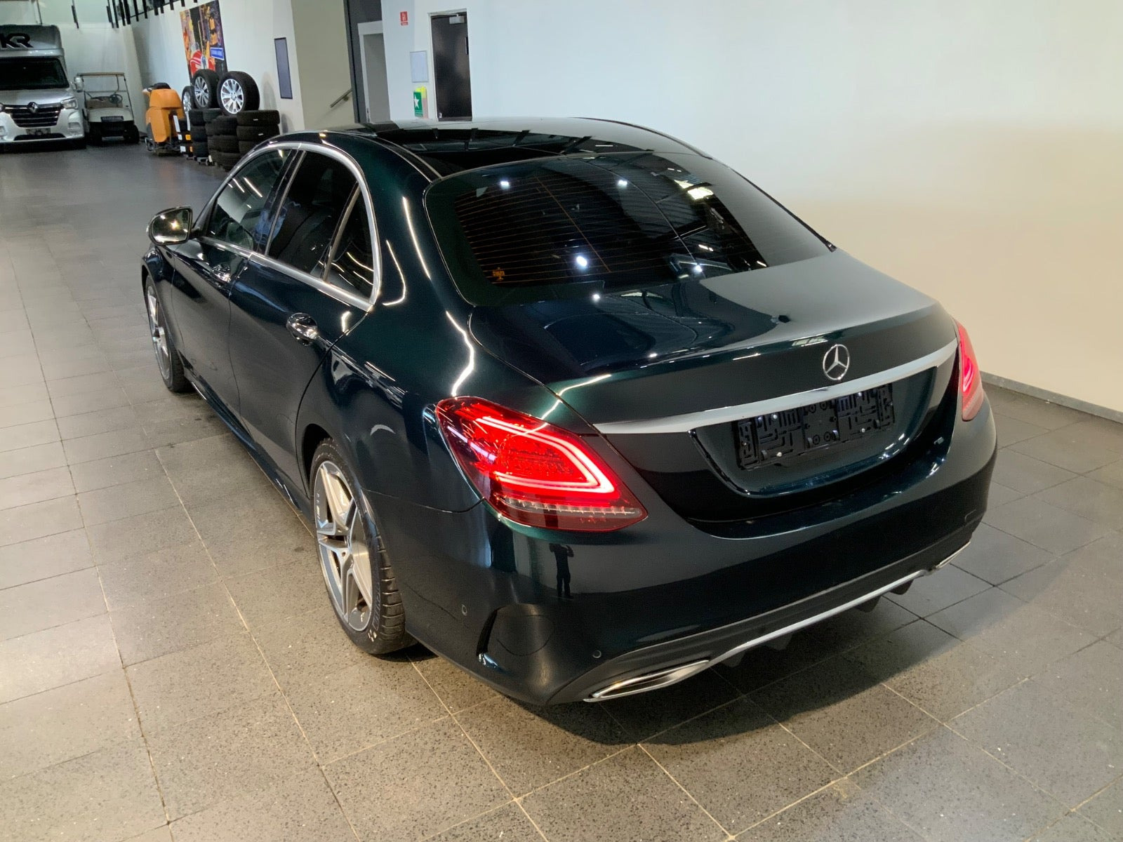 Grøn Mercedes C300 fra 2020