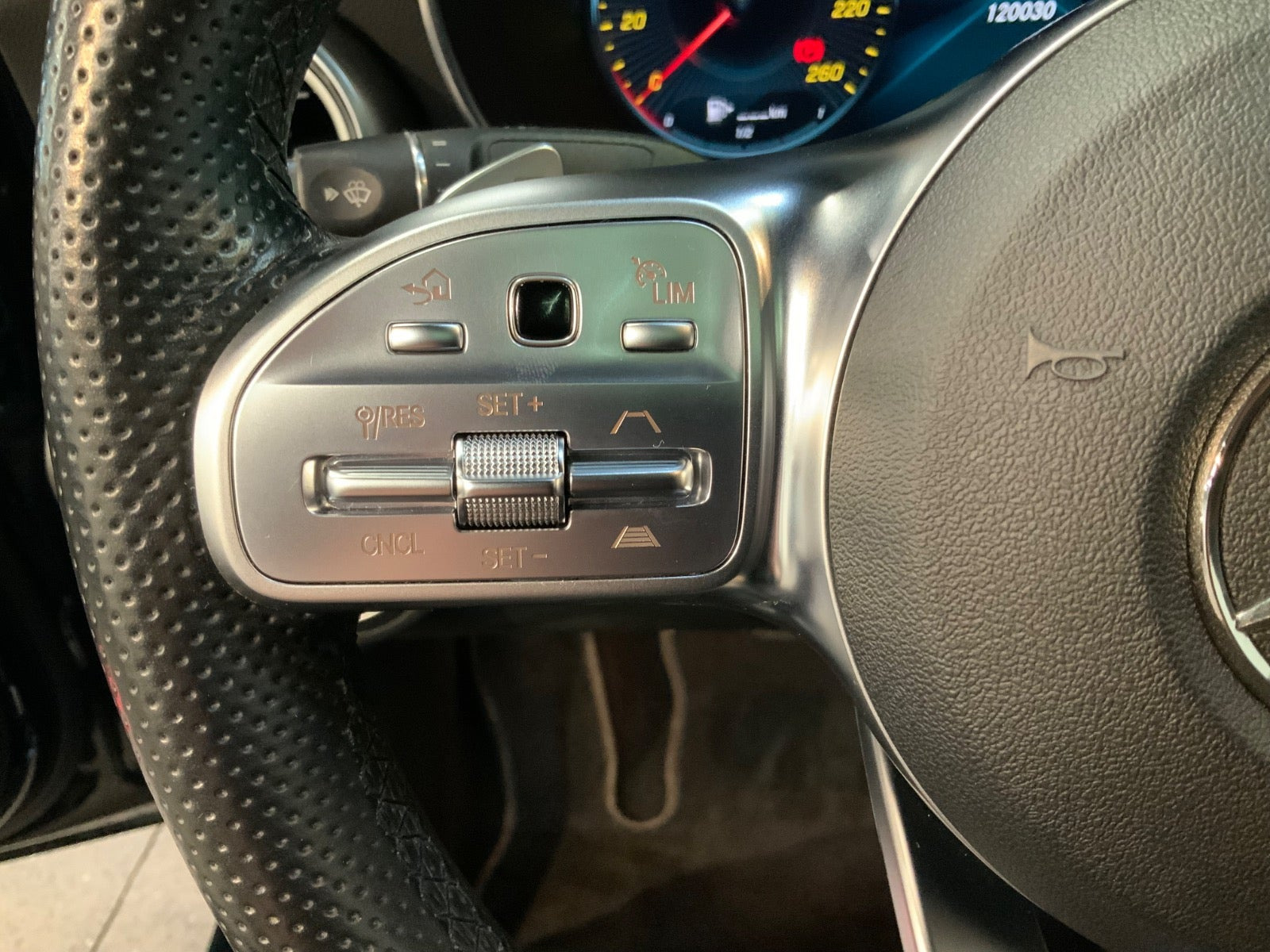 Grøn Mercedes C300 fra 2020