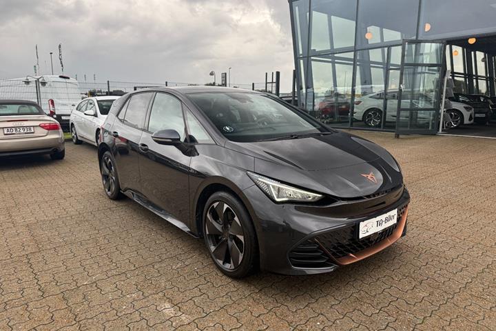 Grå Cupra Born fra 2023 set udefra