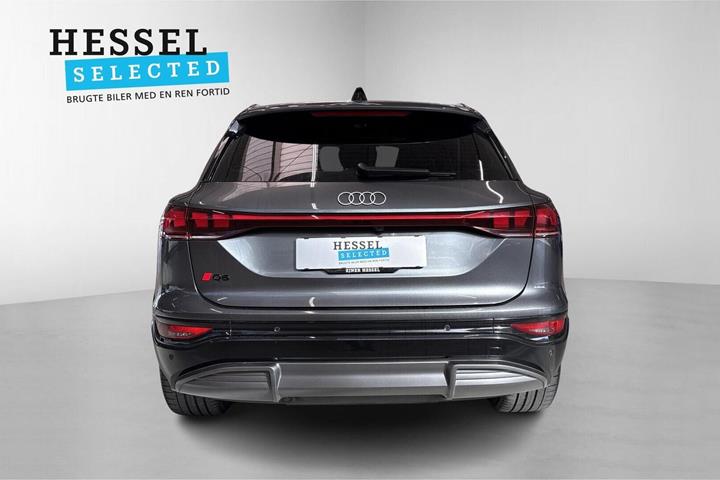 Grå Audi Q6 e-tron fra 2025