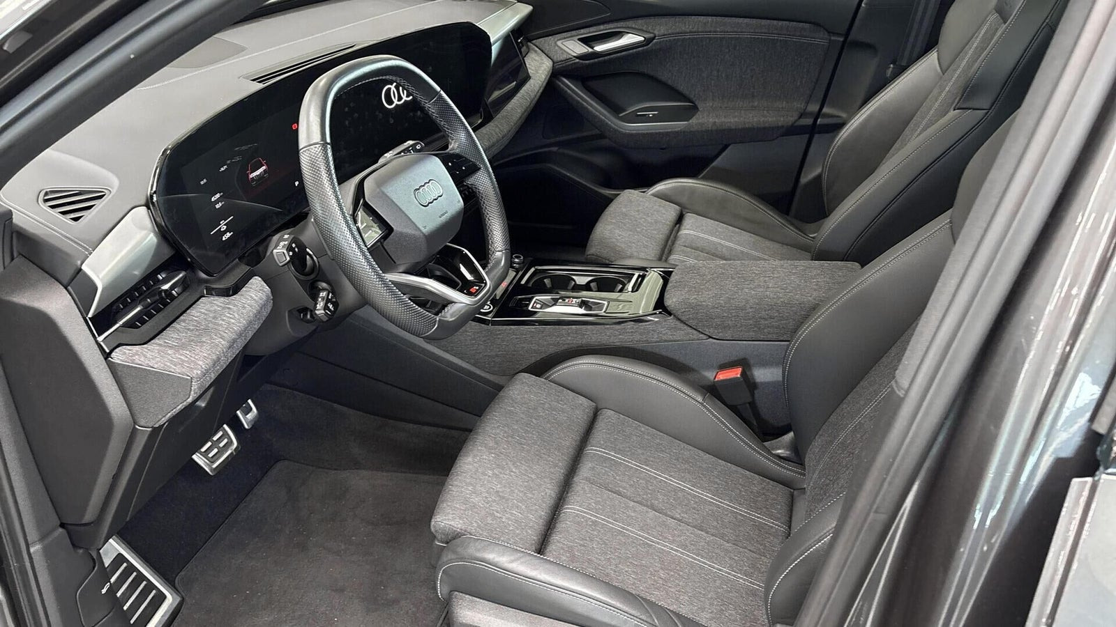 Grå Audi Q6 e-tron fra 2025