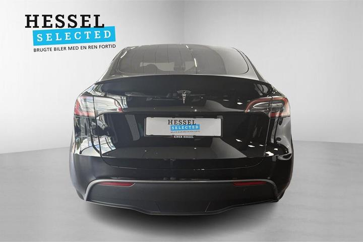Sort Tesla Model Y fra 2023