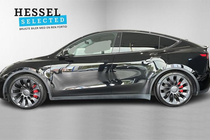 Sort Tesla Model Y fra 2023