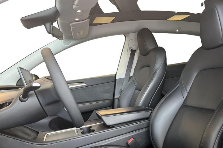 Sort Tesla Model Y fra 2023