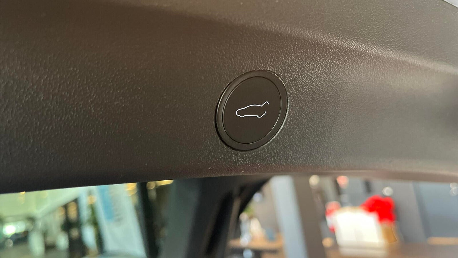 Sort Tesla Model Y fra 2023