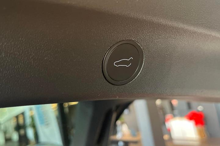 Sort Tesla Model Y fra 2023