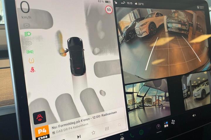 Sort Tesla Model Y fra 2023