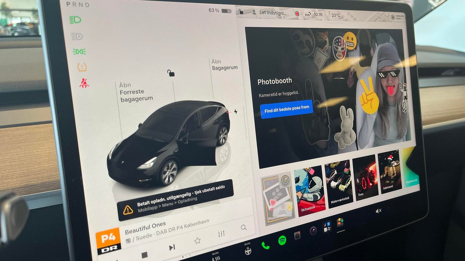 Sort Tesla Model Y fra 2023