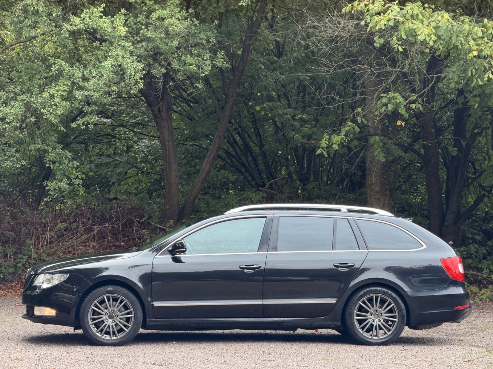 Gul Skoda Superb fra 2012