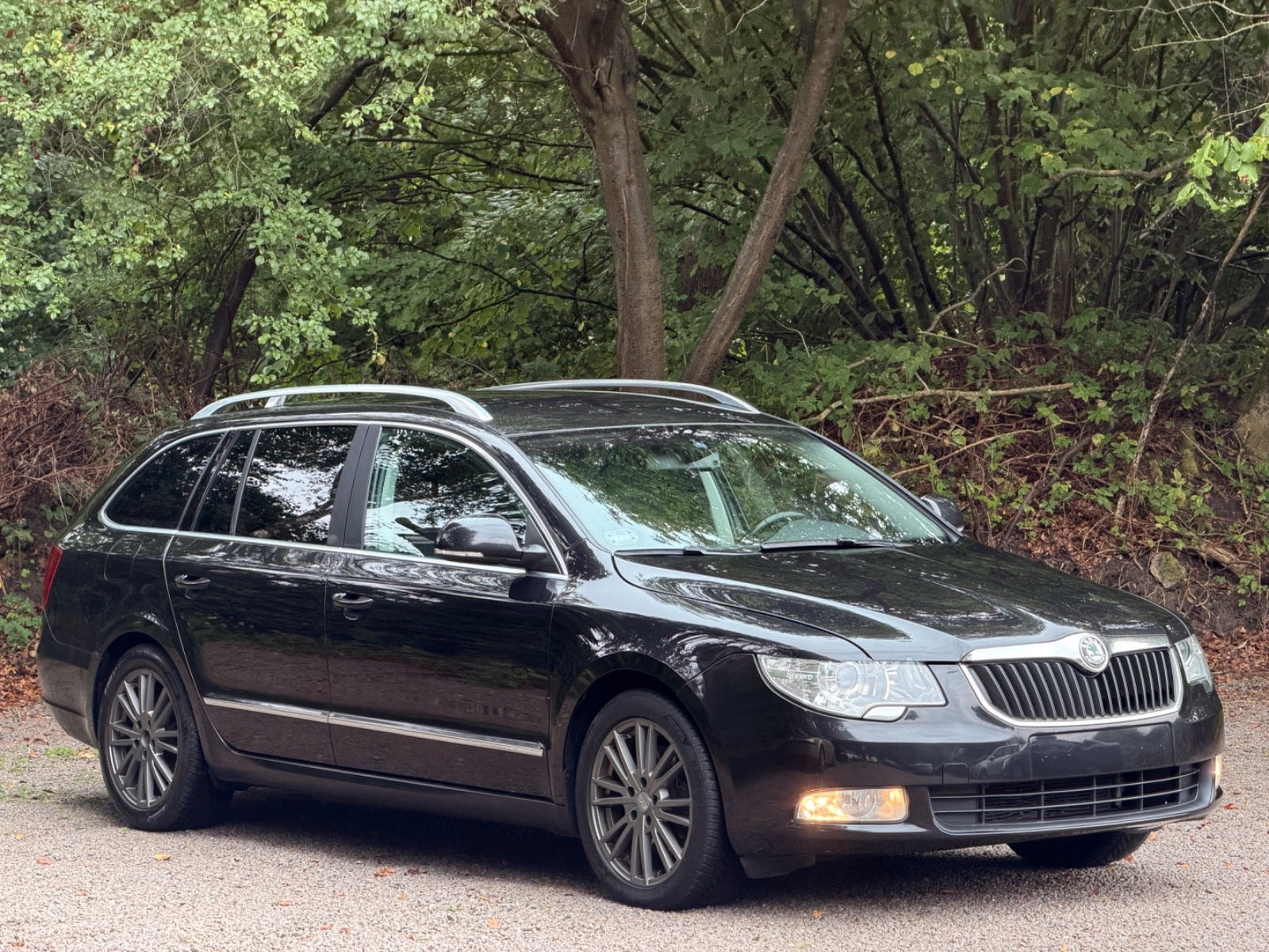 Gul Skoda Superb fra 2012