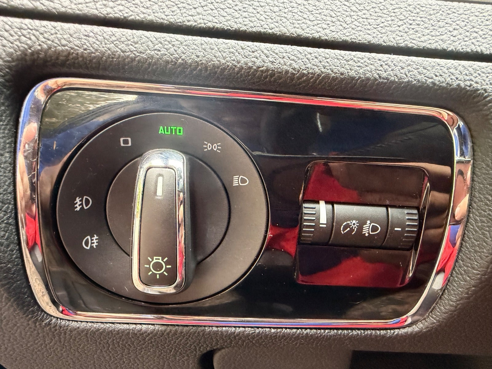 Gul Skoda Superb fra 2012