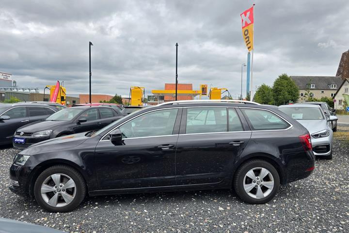 Sort Skoda Octavia fra 2020
