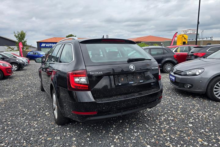 Sort Skoda Octavia fra 2020
