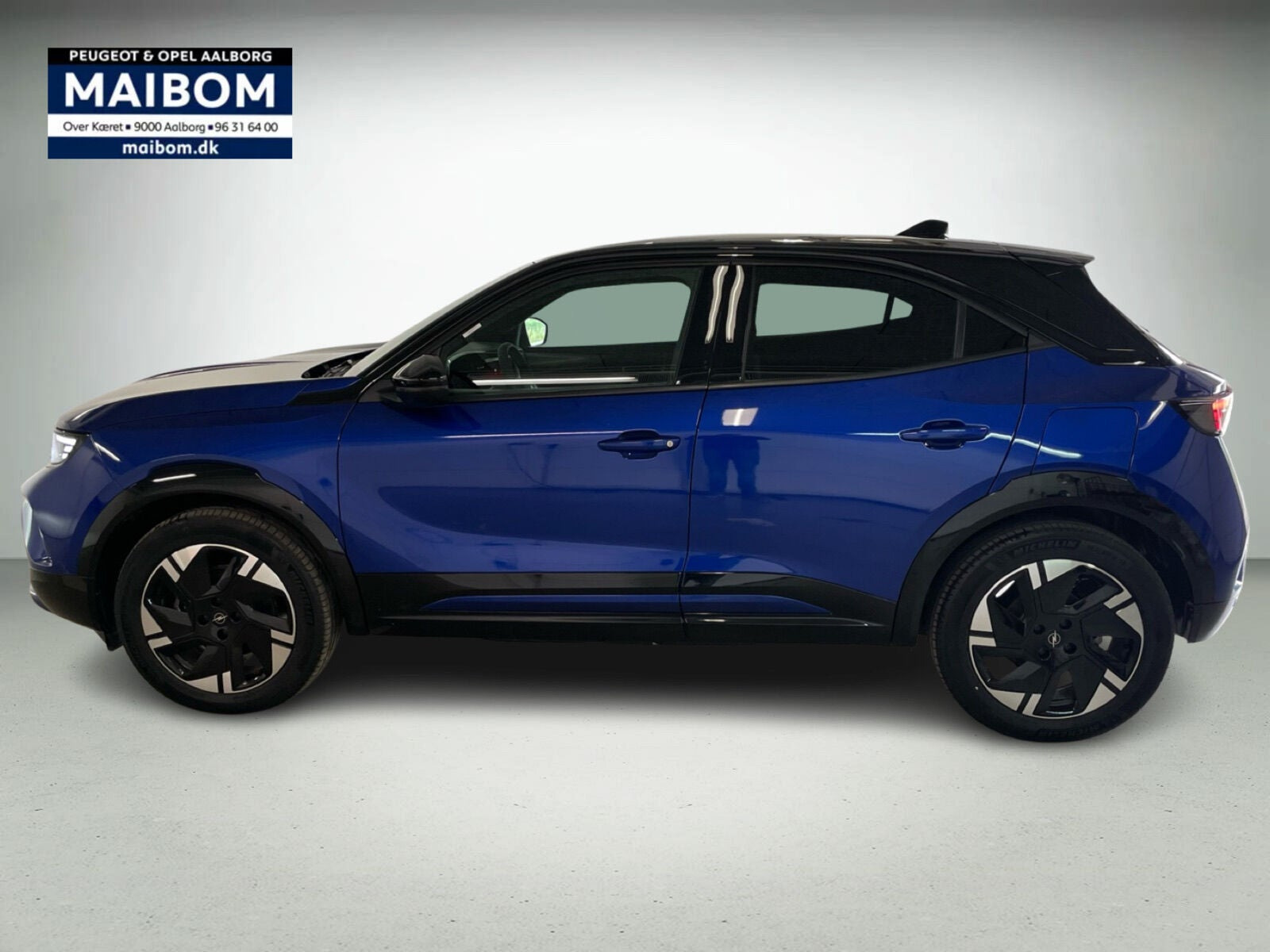 Blå Opel Mokka-e fra 2025