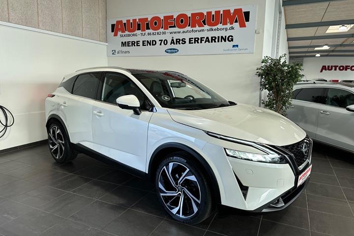 Hvid Nissan Qashqai fra 2023 set udefra
