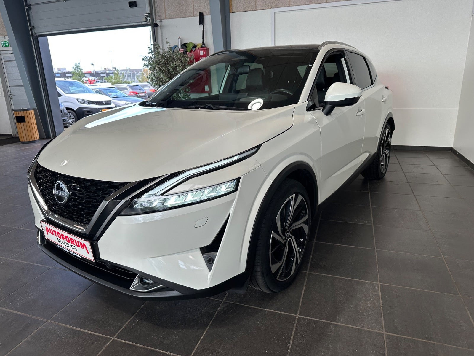 Hvid Nissan Qashqai fra 2023