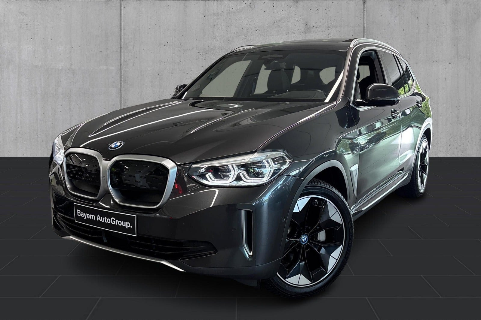 Grå BMW iX3 fra 2021