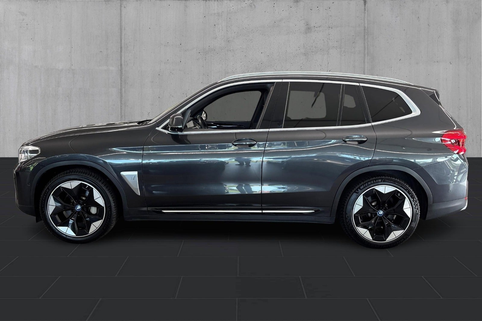 Grå BMW iX3 fra 2021