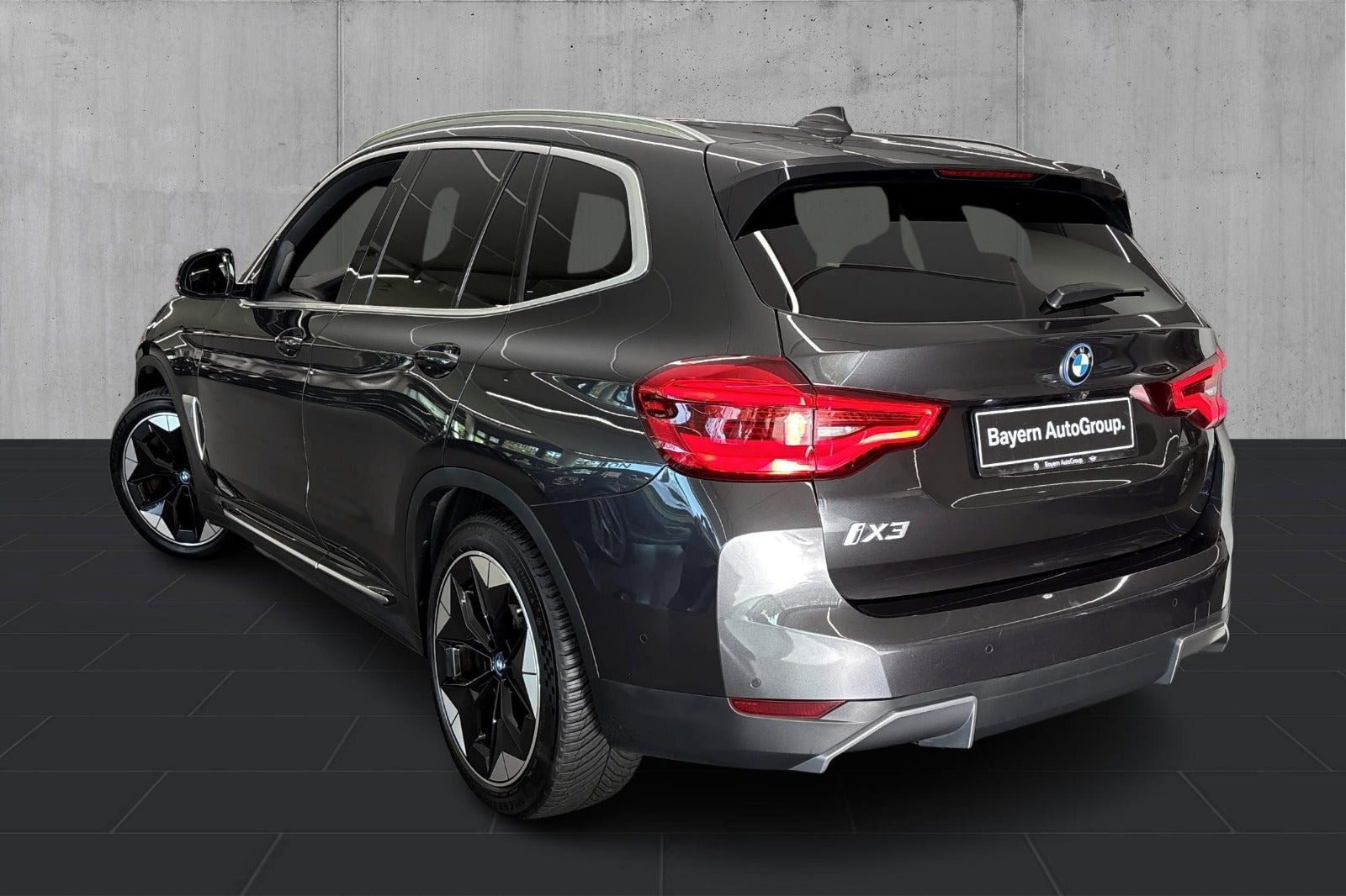 Grå BMW iX3 fra 2021