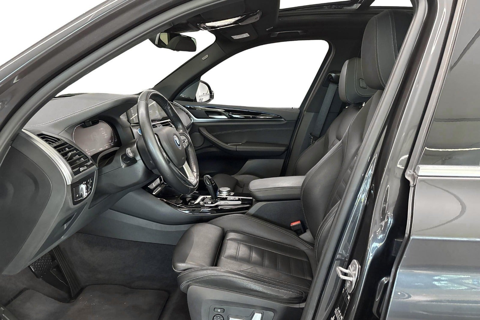 Grå BMW iX3 fra 2021