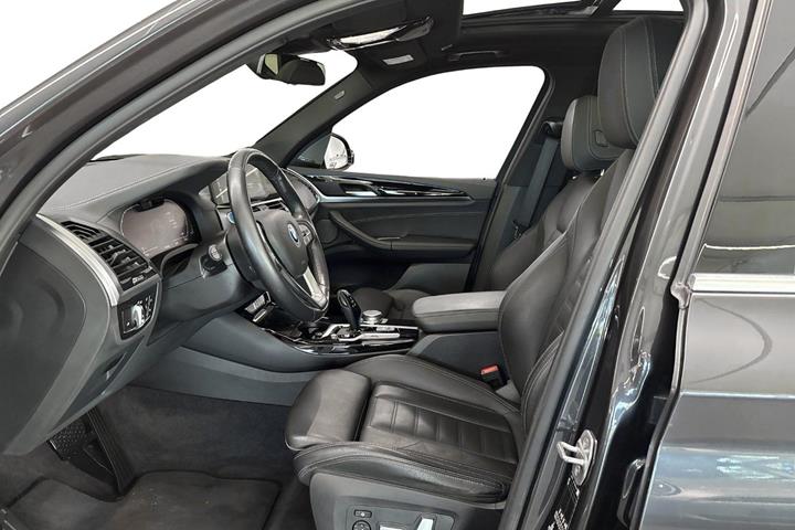 Grå BMW iX3 fra 2021