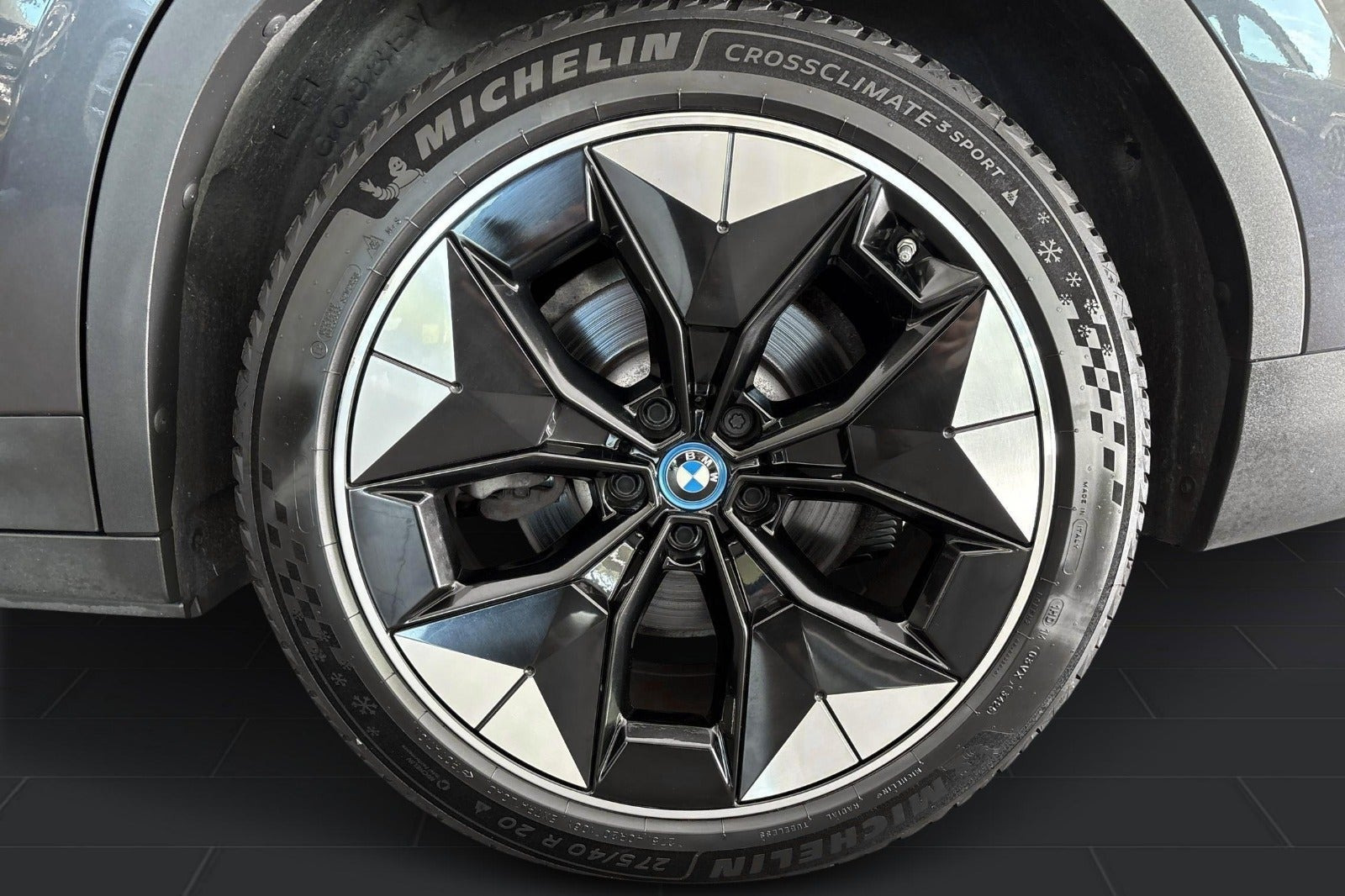 Grå BMW iX3 fra 2021