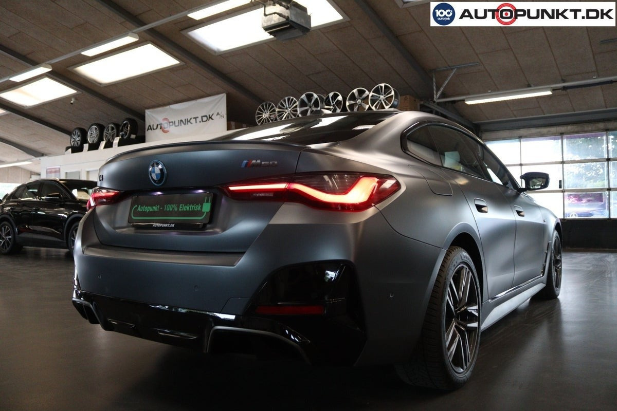 Orange BMW i4 fra 2024