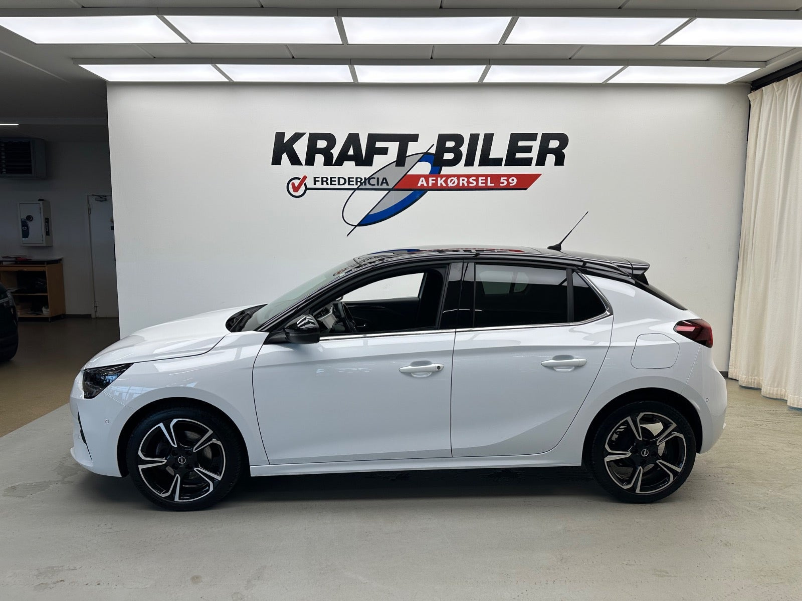 Hvid Opel Corsa fra 2023