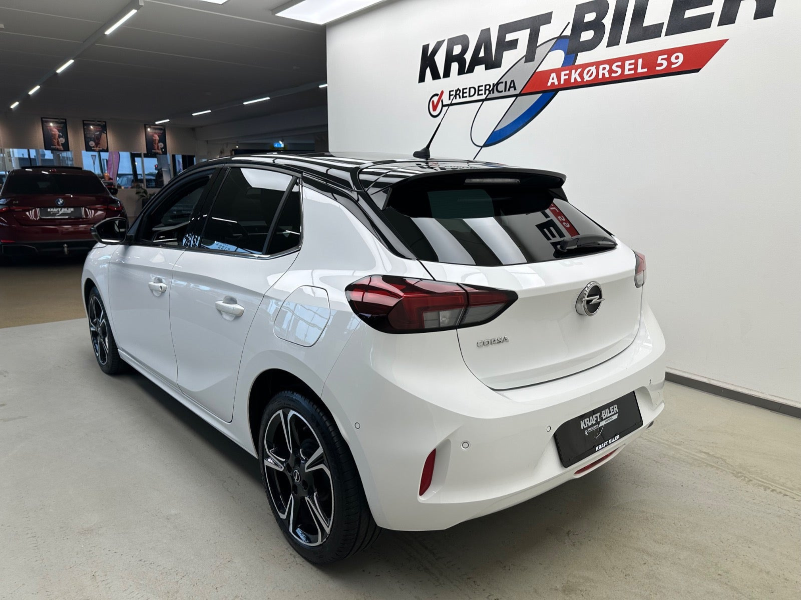 Hvid Opel Corsa fra 2023