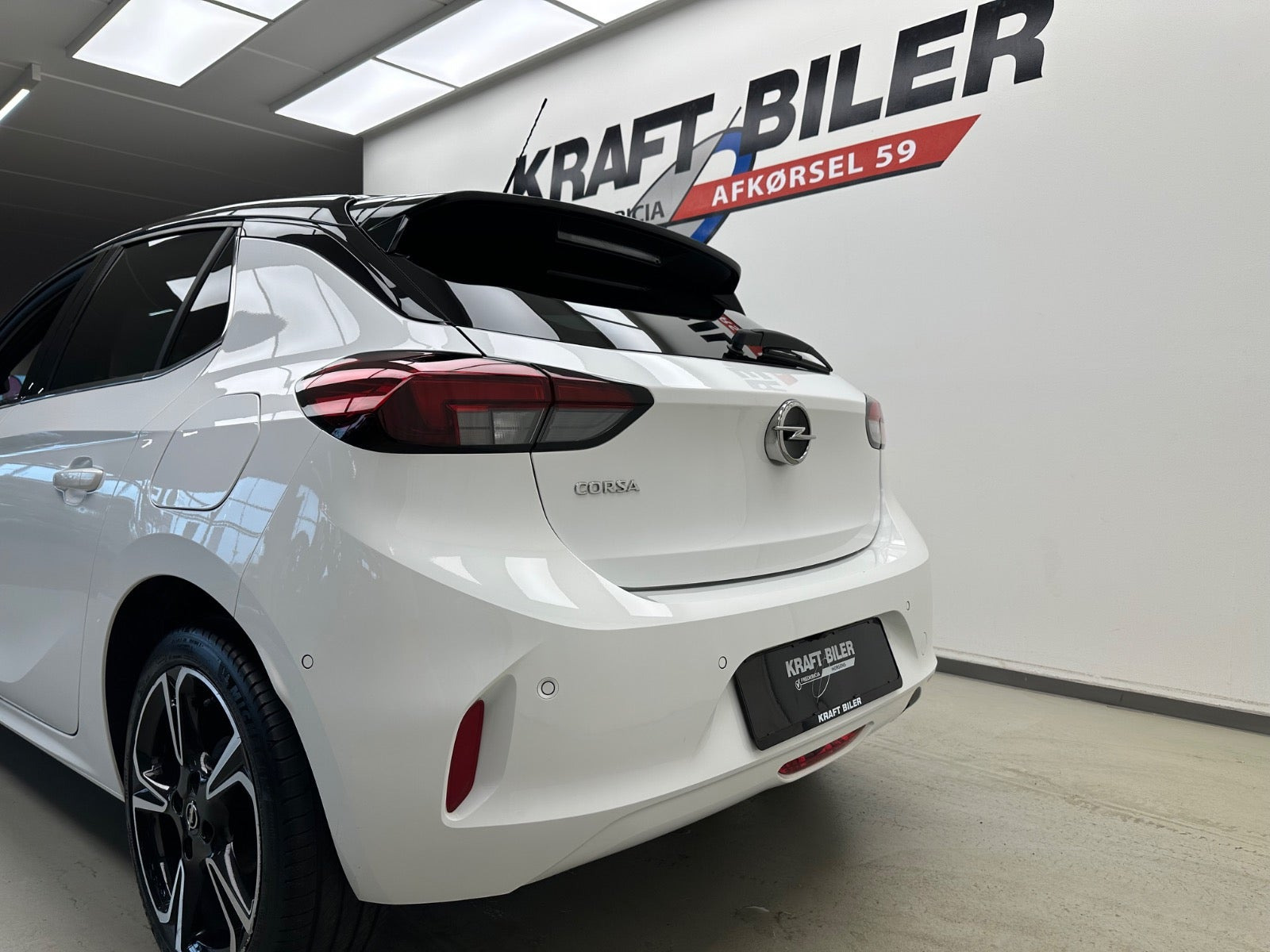 Hvid Opel Corsa fra 2023