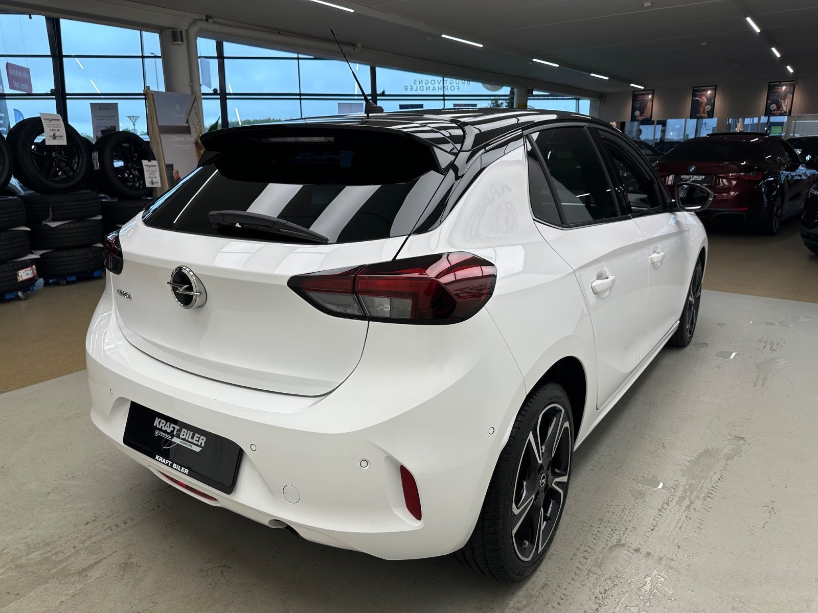 Hvid Opel Corsa fra 2023