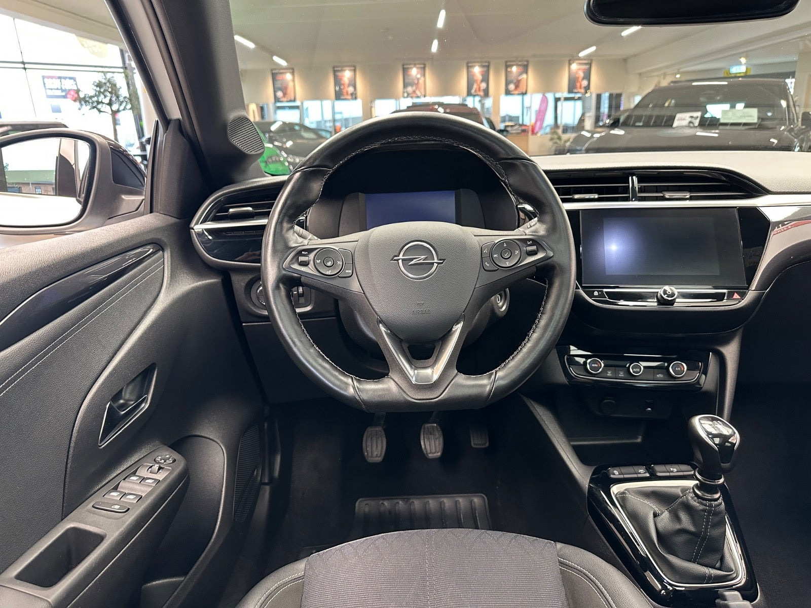 Hvid Opel Corsa fra 2023