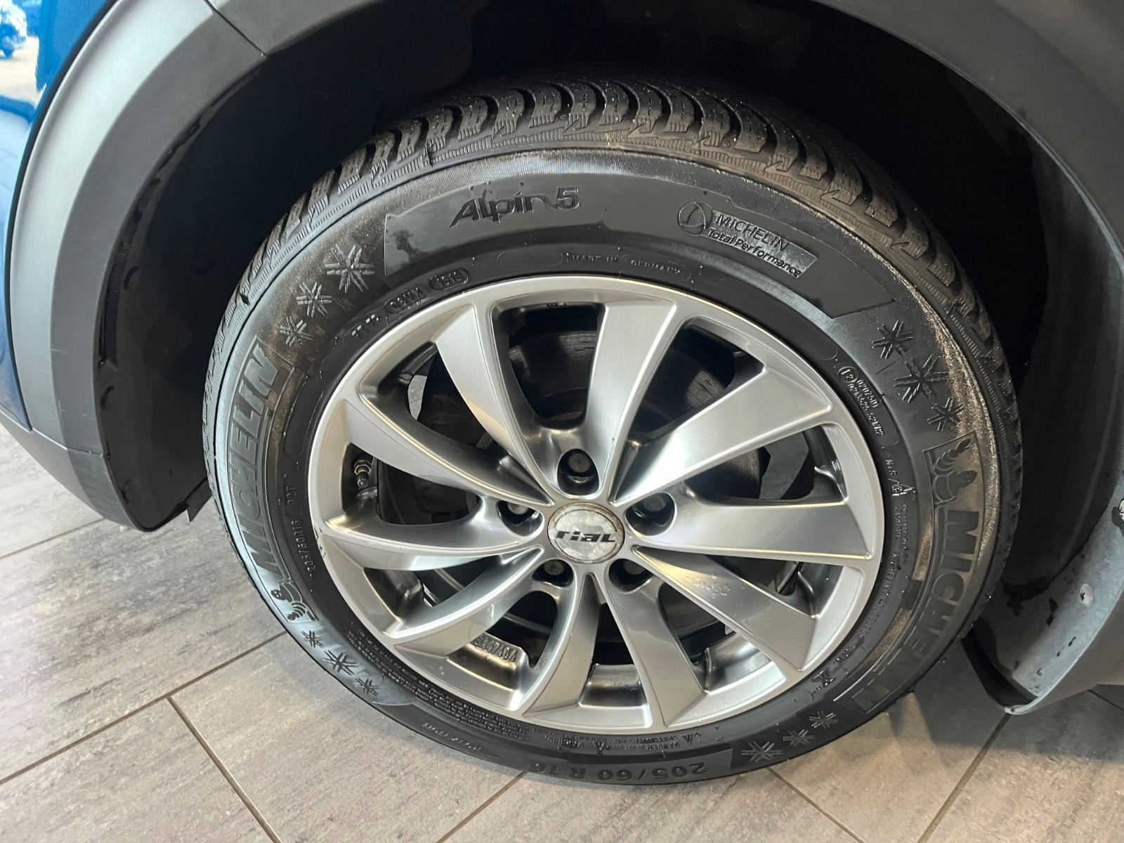 Blå Kia Niro fra 2019