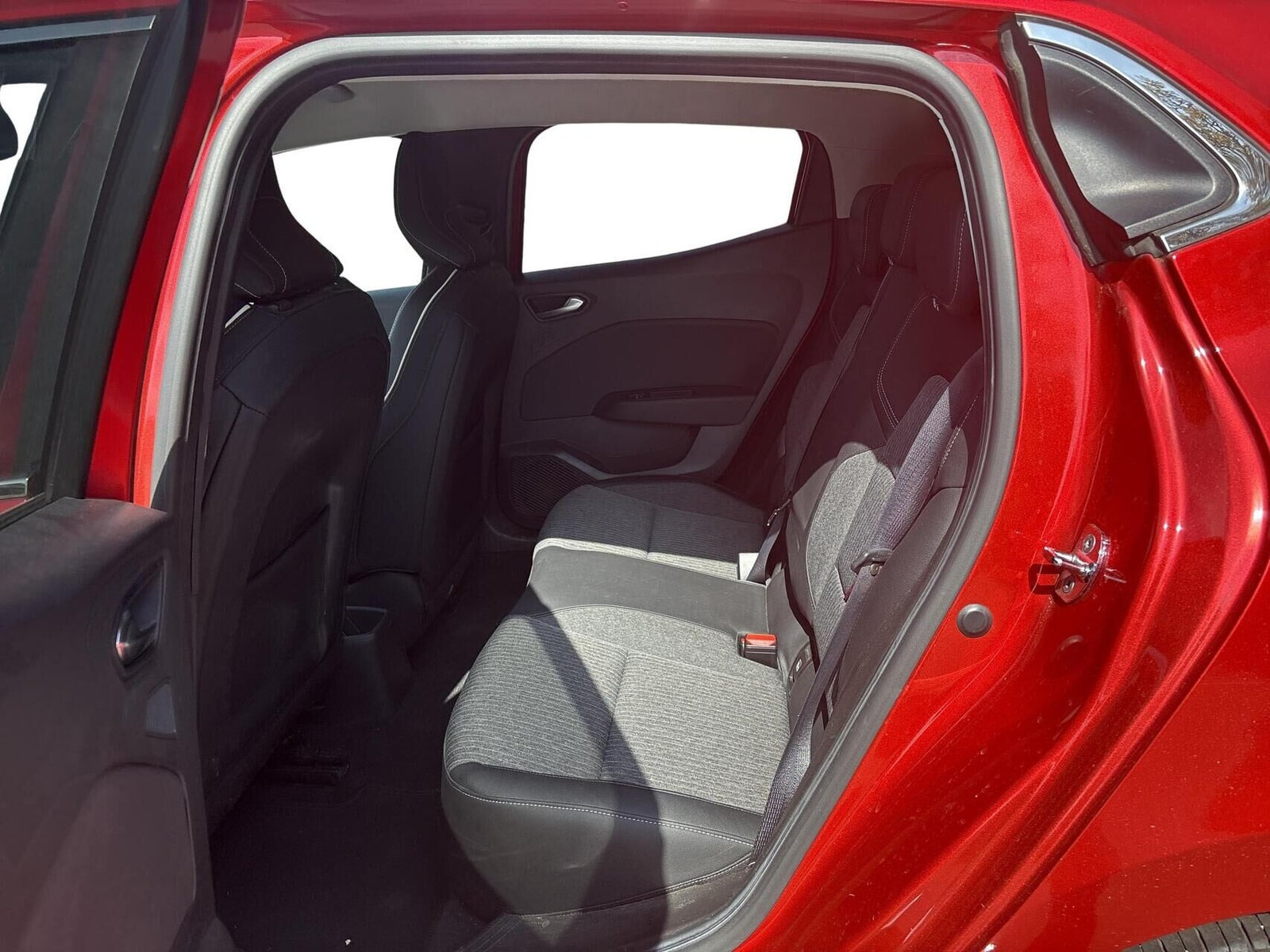 Rød Renault Clio V fra 2020