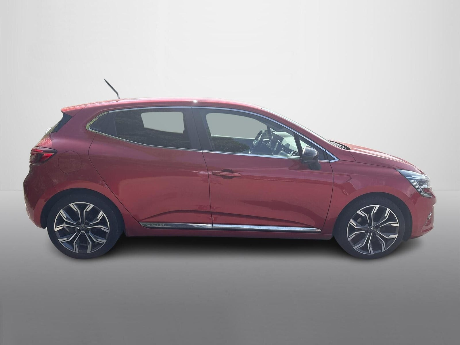 Rød Renault Clio V fra 2020