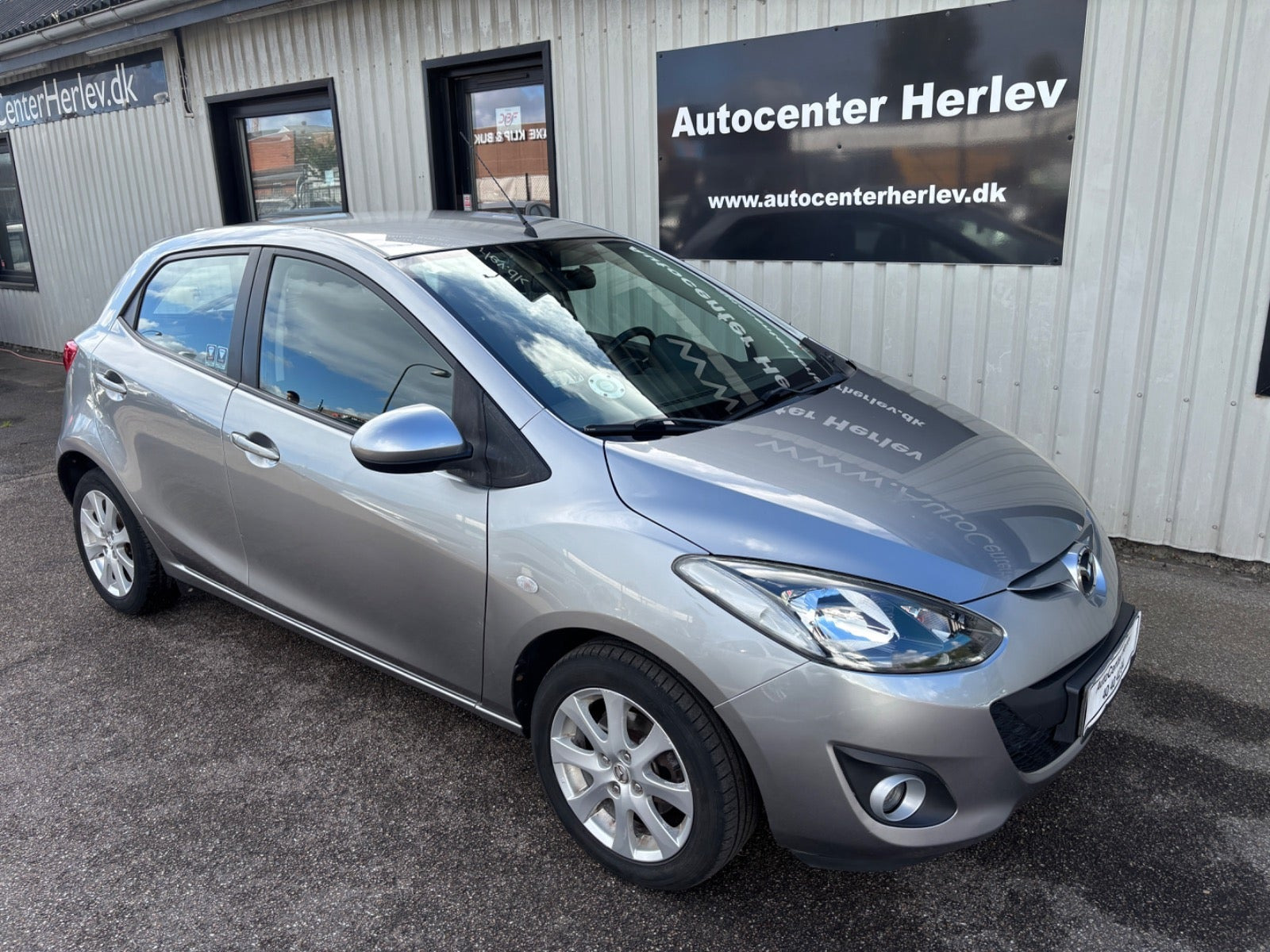Grå Mazda 2 fra 2012
