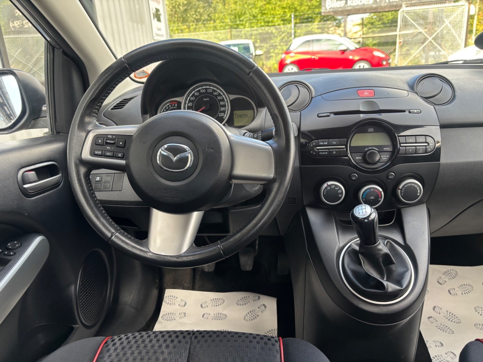 Grå Mazda 2 fra 2012