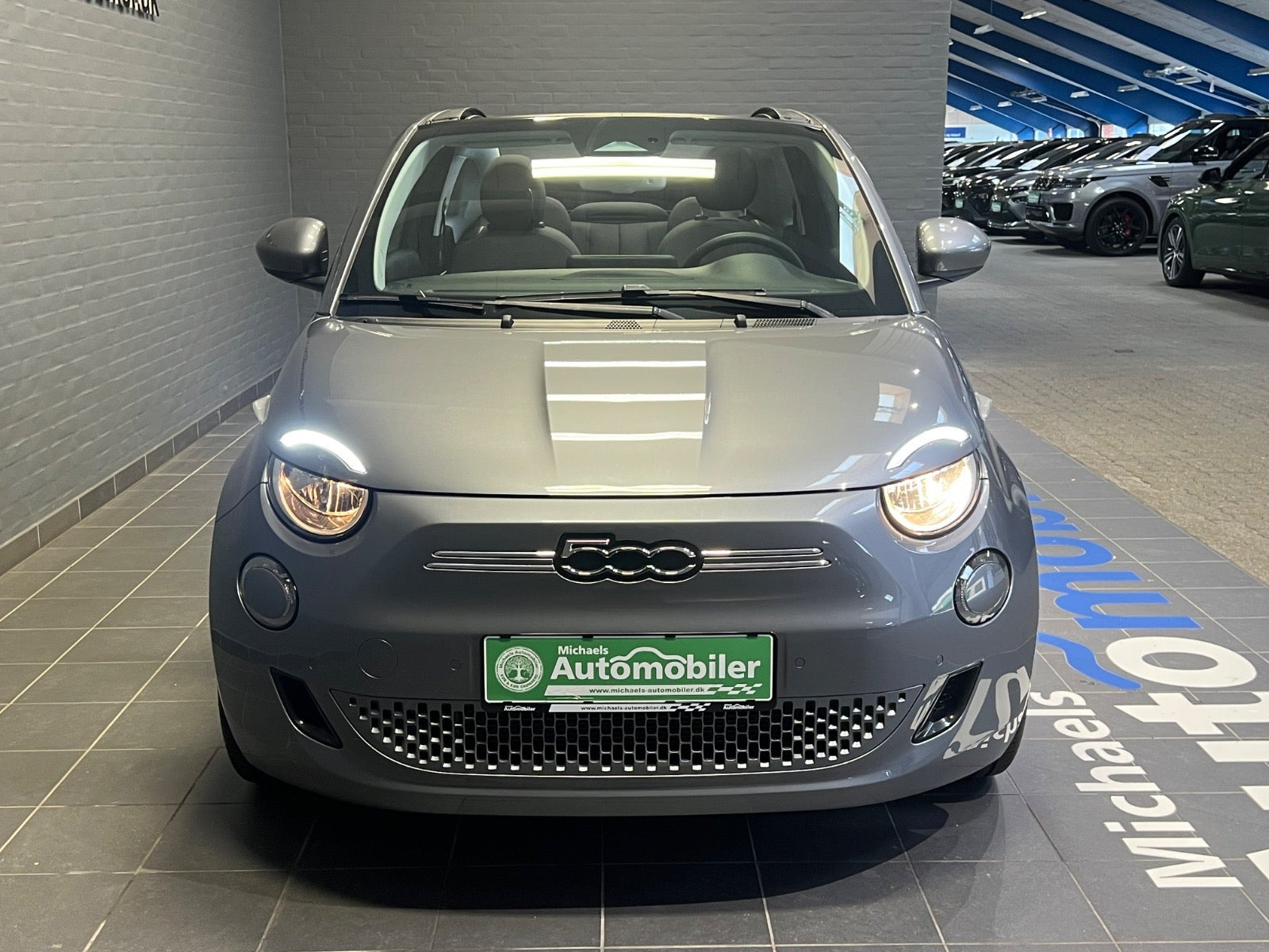 Grå Fiat 500e fra 2023
